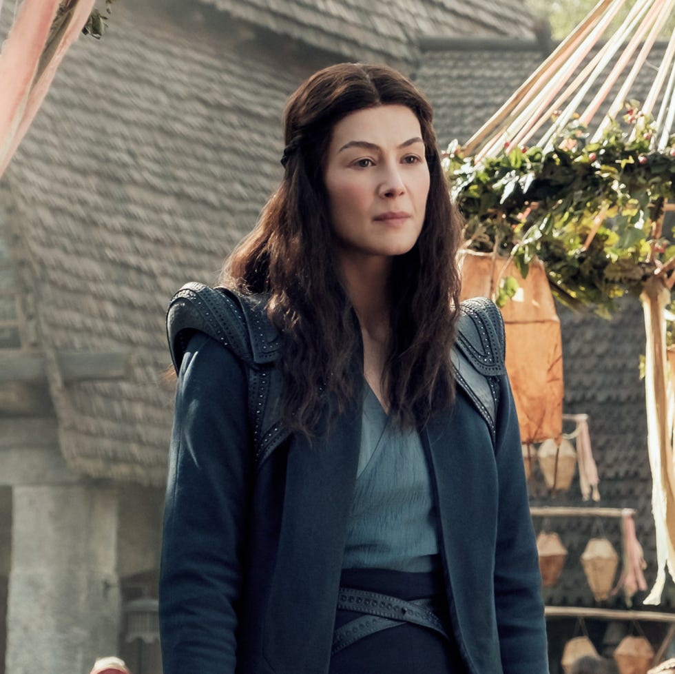 https://hips.hearstapps.com/hmg-prod/images/rosamund-pike-the-wheel-of-time-1637322102.jpg?crop=0.248xw%3A0.396xh%3B0.294xw%2C0.303xh&resize=980%3A%2A